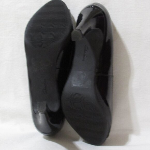 Ladies Womens CLARKS Black Faux Patent Leather Peep Toe Heels 9 M Orig $115 - Picture 8 of 8